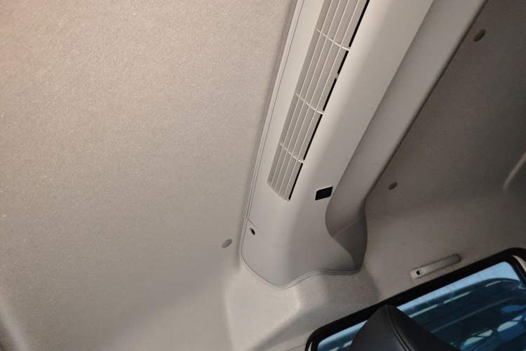 Used Jinbei Gold Hiace M Classic 2023 1.5L Travel Lion Passenger Vehicle 5/6/7 Seats Headliner