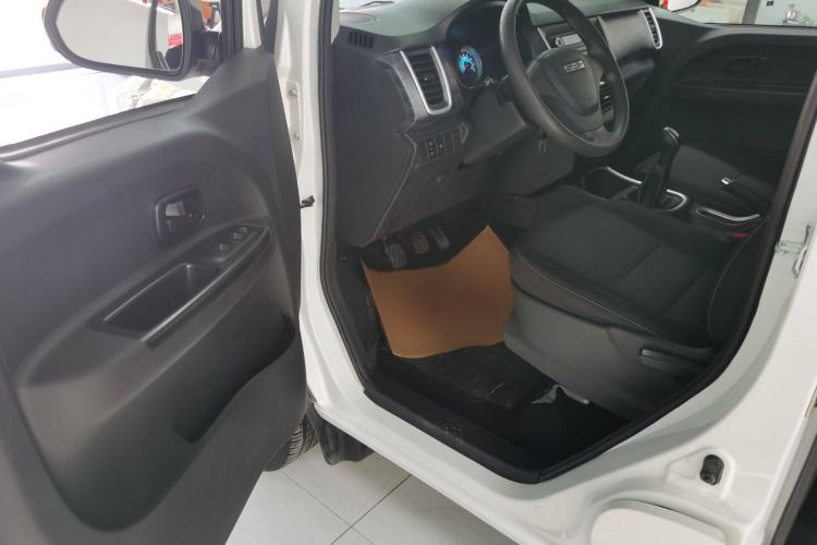 Used Jinbei Gold Hiace M Classic 2023 1.5L Engineering Lion Passenger Vehicle 5/6/7 Seats Interior 2