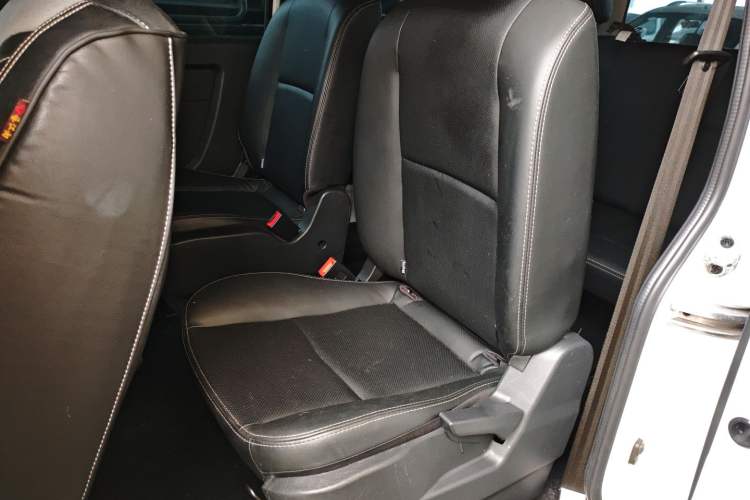 Used Jinbei Gold Hiace M Classic 2023 1.5L Travel Lion Passenger Vehicle 5/6/7 Seats Left Rear Seat