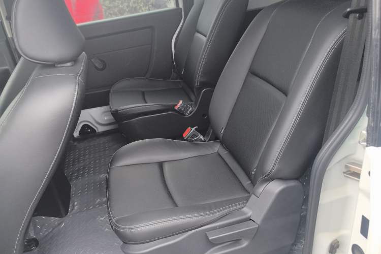 Used Jinbei Gold Hiace M Classic 2023 1.5L Travel Lion Passenger Vehicle 5/6/7 Seats Left Rear Seat