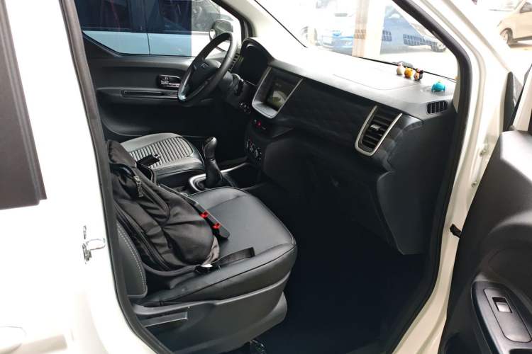 Used Jinbei Gold Hiace M Classic 2023 1.5L Travel Lion Passenger Vehicle 5/6/7 Seats Right Front Seat