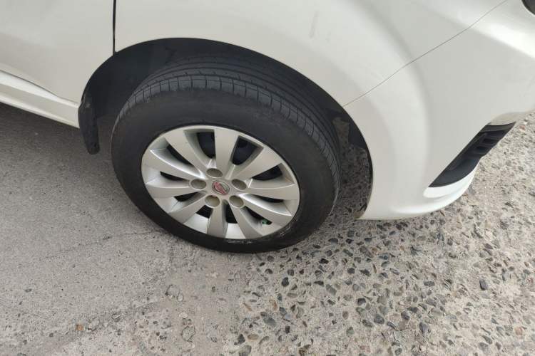 Used Jinbei Gold Hiace M Classic 2023 1.5L Engineering Lion Passenger Vehicle 5/6/7 Seats Right Front Wheel Hub