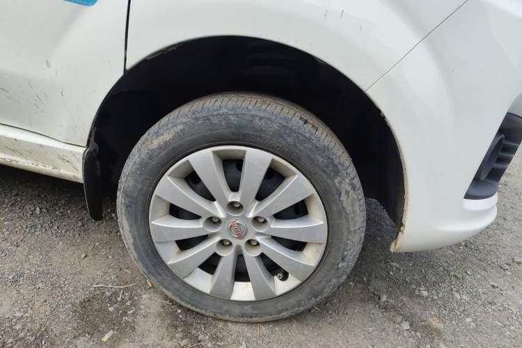 Used Jinbei Gold Hiace M Classic 2023 1.5L Engineering Lion Passenger Vehicle 5/6/7 Seats Right Front Wheel Hub
