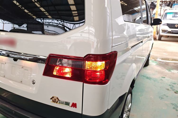 Used Jinbei Gold Hiace M Classic 2023 1.5L Travel Lion Passenger Vehicle 5/6/7 Seats Right Rear Taillight