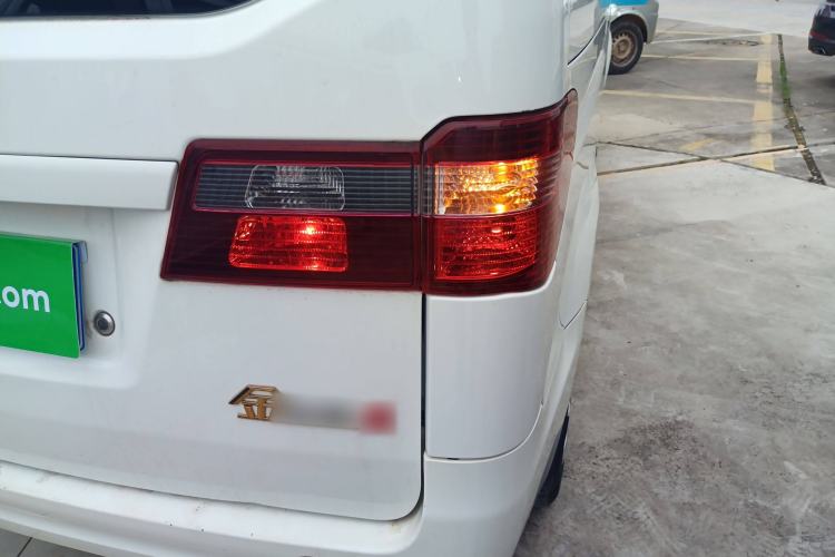 Used Jinbei Gold Hiace M Classic 2023 1.5L Engineering Lion Passenger Vehicle 5/6/7 Seats Right Rear Taillight