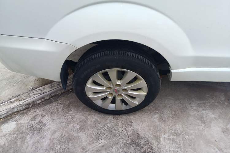 Used Jinbei Gold Hiace M Classic 2023 1.5L Engineering Lion Passenger Vehicle 5/6/7 Seats Right Rear Wheel Hub