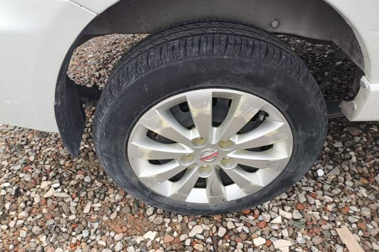 Used Jinbei Gold Hiace M Classic 2023 1.5L Engineering Lion Passenger Vehicle 5/6/7 Seats Right Rear Wheel Hub