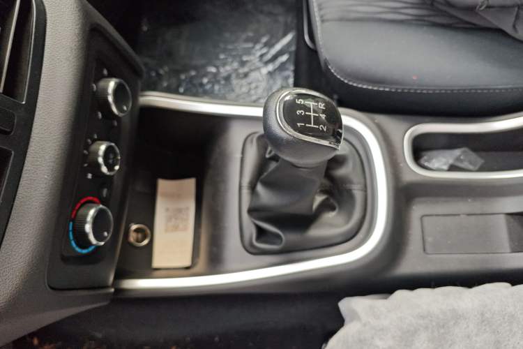Used Jinbei Gold Hiace M Classic 2024 1.5L Engineering Lion Passenger Van 7 Seats Gear Lever