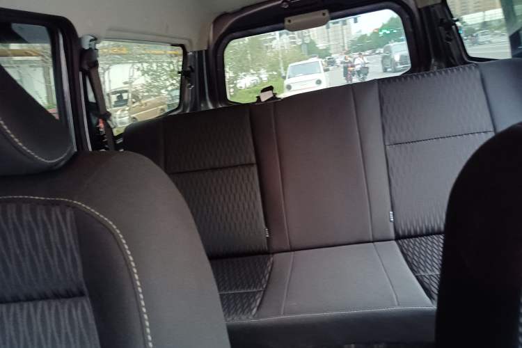 Used Jinbei Gold Hiace M Classic 2024 1.5L Engineering Lion Passenger Vehicle 5 Seats Interior 3