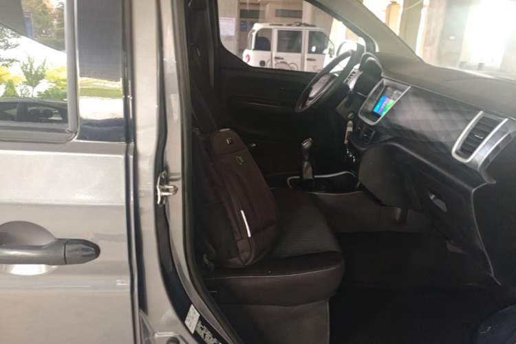 Used Jinbei Gold Hiace M Classic 2024 1.5L Engineering Lion Passenger Van 7 Seats Right Front Seat