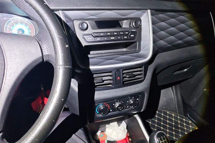 Used Jinbei Gold Hiace M Classic 2024 1.5L Engineering Lion Passenger Vehicle 6 Seats Audio And AC Panel
