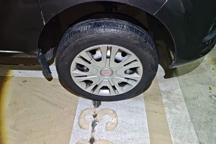 Used Jinbei Gold Hiace M Classic 2024 1.5L Engineering Lion Passenger Vehicle 6 Seats Right Front Wheel Hub