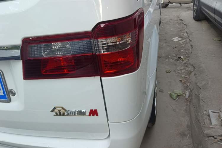 Used Jinbei Gold Hiace M Classic 2024 1.5L Travel Lion Passenger Van 7 Seats Exterior 3