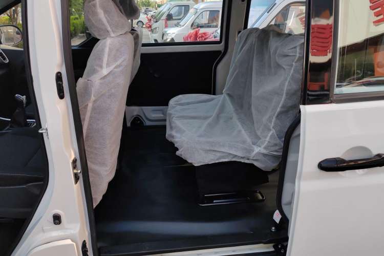 Used Jinbei Gold Hiace M Classic 2024 1.5L Engineering Lion Passenger Vehicle 6 Seats Interior 1