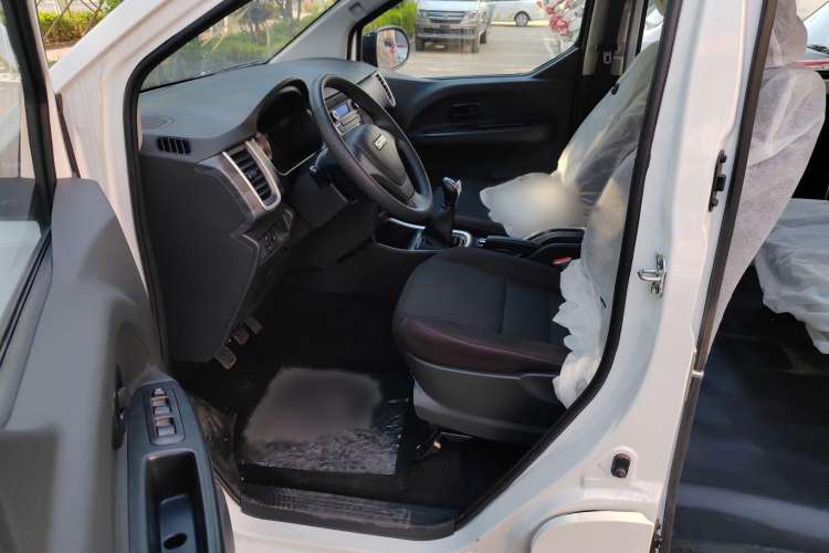 Used Jinbei Gold Hiace M Classic 2024 1.5L Engineering Lion Passenger Vehicle 6 Seats Interior 2