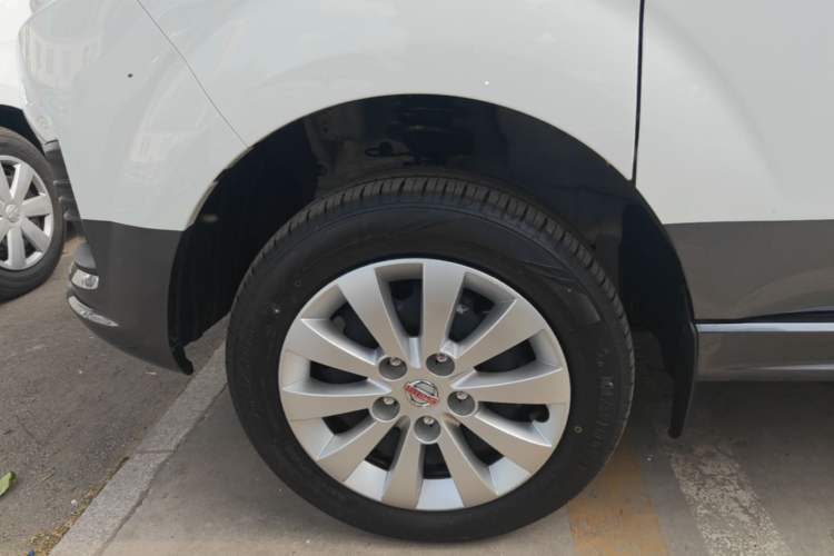 Used Jinbei Gold Hiace M Classic 2024 1.5L Travel Lion Passenger Van 7 Seats Left Front Wheel Hub