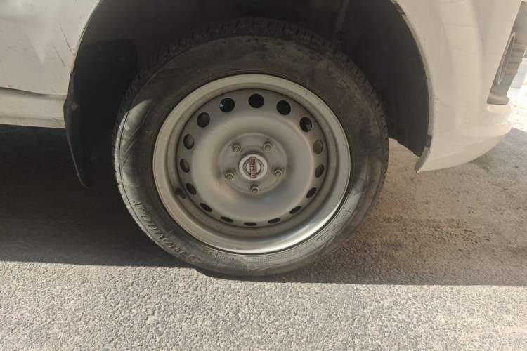 Used Jinbei Gold Hiace M Classic 2024 1.5L Engineering Lion Passenger Vehicle 6 Seats Right Front Wheel Hub