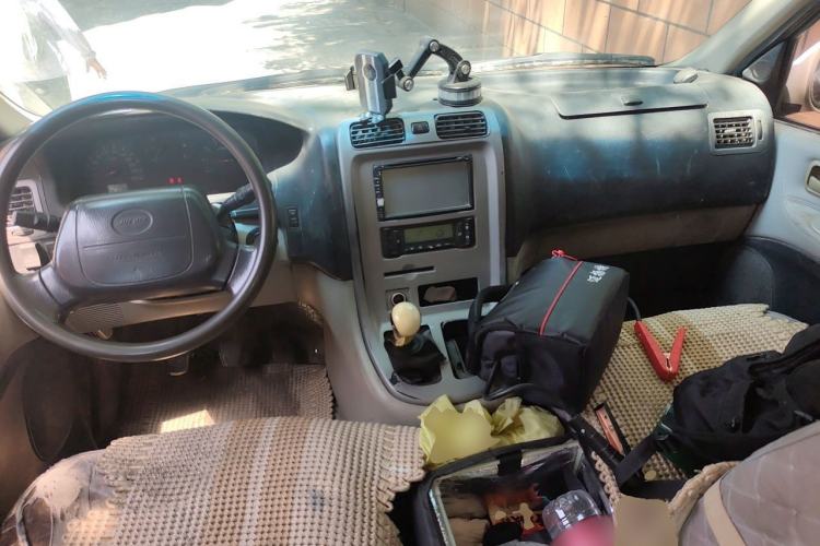 Used Jinbei Grace 2008 2.0L Zhi Ling Standard Version (Short Wheelbase) 4G20D4L Center Console