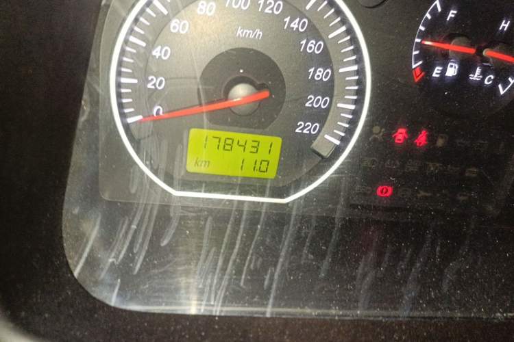 Used Jinbei Grace 2010 2.4L 3rd Generation Luxury Long-Wheelbase 9-Seater — 4RB2 Odometer Close Up