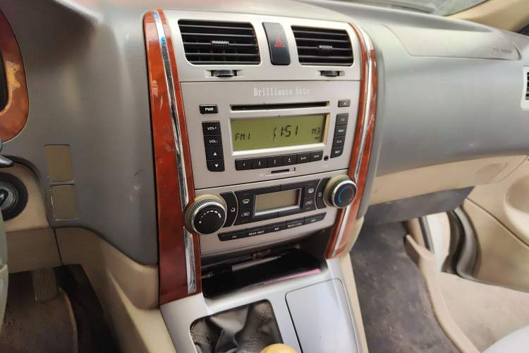 Used Jinbei Grace 2010 2.4L 3rd Generation Luxury Long-Wheelbase 9-Seater — 4RB2 Audio And AC Panel