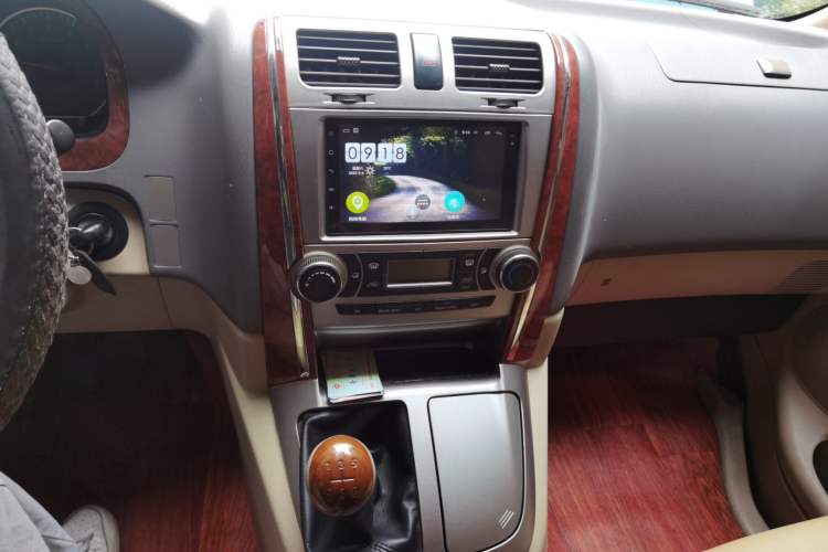 Used Jinbei Grace 2010 2.4L 3rd Generation Zunling Standard Version 9 Seats 9 Seats 4RB2 Audio And AC Panel