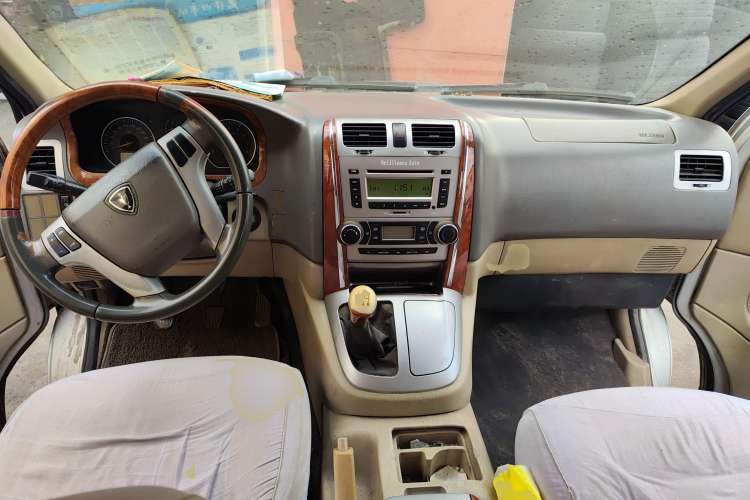 Used Jinbei Grace 2010 2.4L 3rd Generation Luxury Long-Wheelbase 9-Seater — 4RB2 Center Console