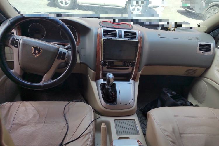 Used Jinbei Grace 2010 2.4L 3rd Generation Luxury Long-Wheelbase 9-Seater — 4RB2 Center Console