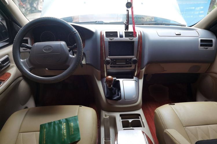 Used Jinbei Grace 2010 2.4L 3rd Generation Zunling Standard Version 9 Seats 9 Seats 4RB2 Center Console