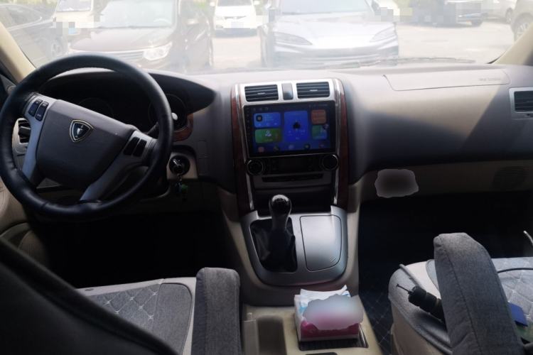 Used Jinbei Grace 2010 2.4L 3rd Generation Luxury Long-Wheelbase 9-Seater — 4RB2 Center Console