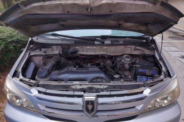 Used Jinbei Grace 2010 2.4L 3rd Generation Zunling Standard Version 9 Seats 9 Seats 4RB2 Engine Bay
