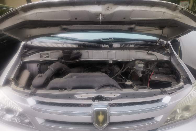 Used Jinbei Grace 2010 2.4L 3rd Generation Luxury Long-Wheelbase 9-Seater — 4RB2 Engine Bay
