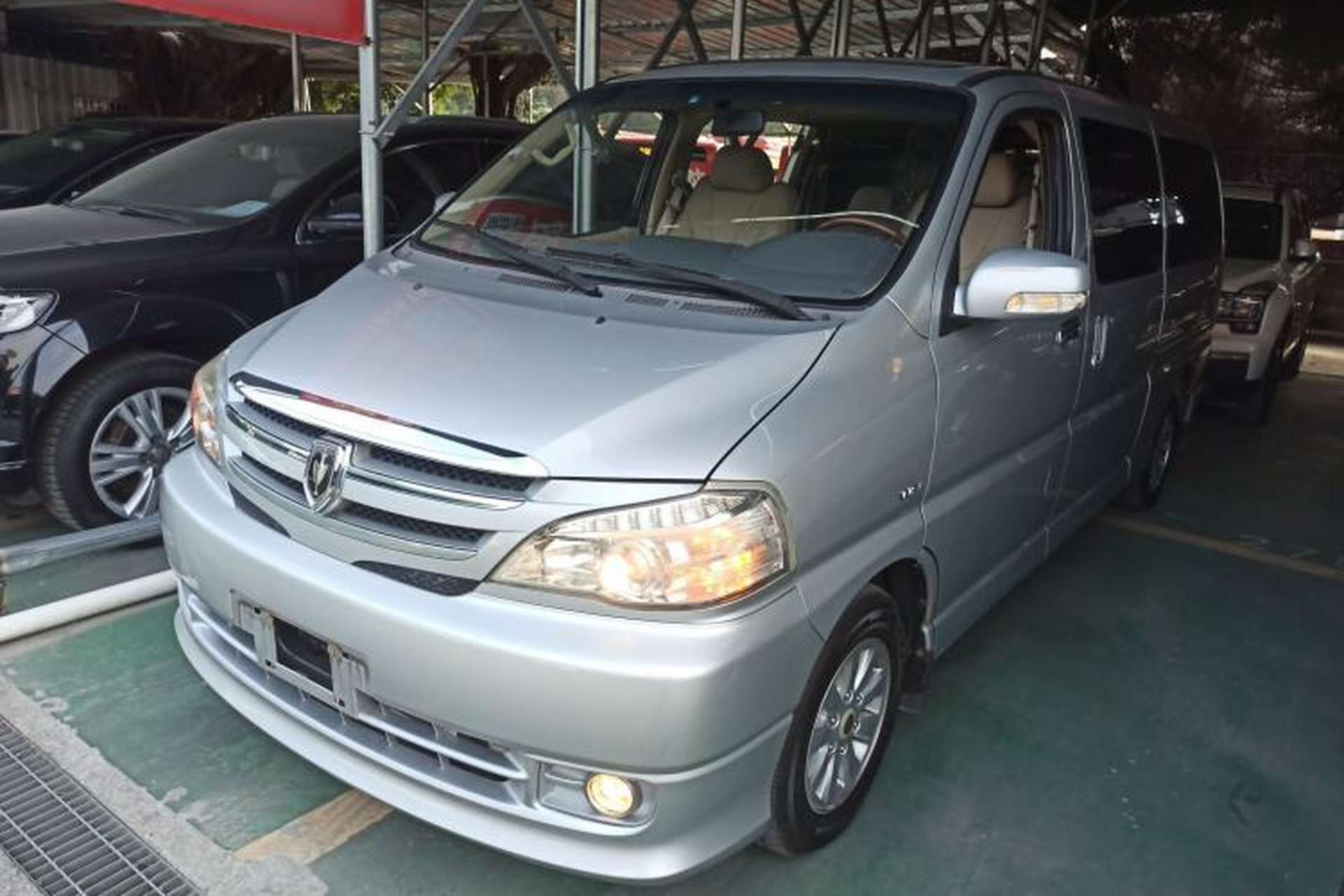 Used Jinbei Grace 2010 2.7L 3rd Generation Yu Ling Luxury Version Long Wheelbase 9-Seater Equipped with 2TR Engine Front Left 45 Deg
