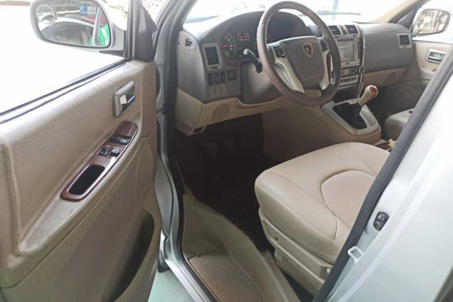 Used Jinbei Grace 2010 2.7L 3rd Generation Yu Ling Luxury Version Long Wheelbase 9-Seater Equipped with 2TR Engine Interior 3
