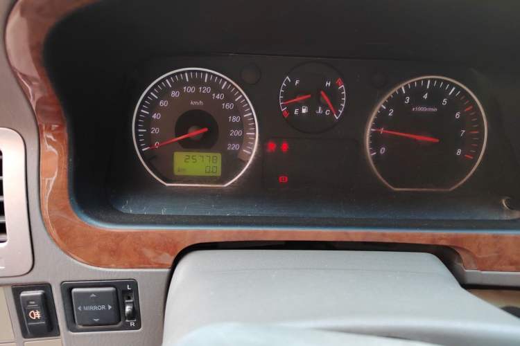 Used Jinbei Grace 2010 2.4L 3rd Generation Luxury Long-Wheelbase 9-Seater — 4RB2 Odometer Close Up