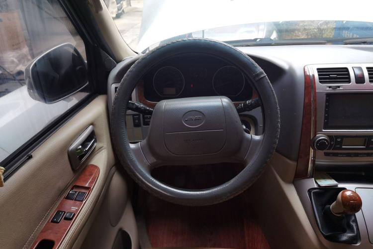 Used Jinbei Grace 2010 2.4L 3rd Generation Zunling Standard Version 9 Seats 9 Seats 4RB2 Steering Wheel