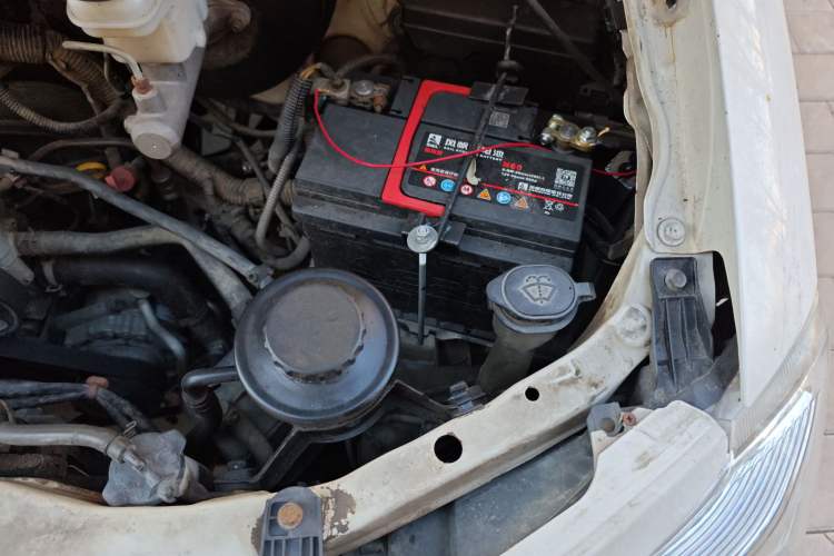 Used Jinbei Grace 2010 2.7L 3rd Generation – Yuling Flagship 2TR Engine Bay Left