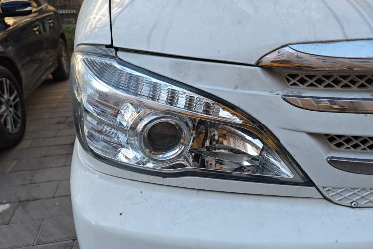 Used Jinbei Grace 2010 2.7L 3rd Generation – Yuling Flagship 2TR Right Front Headlight