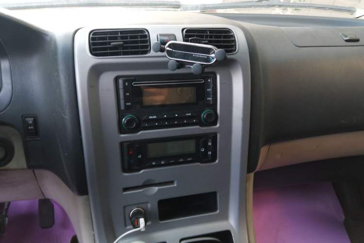 Used Jinbei Grace 2013 2.0L Zhi Ling Luxury 9-Seater All-Games Commemorative Version China V Emission Standard 9 Seats Audio And AC Panel