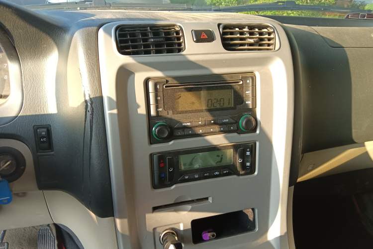 Used Jinbei Grace 2013 2.0L Zhi Ling Standard Model 9-Seater National Games Commemorative Edition China IV Emission Standard 9 Seats Audio And AC Panel