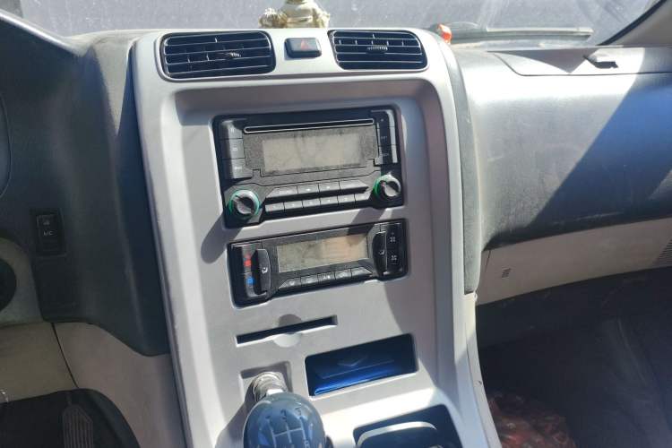 Used Jinbei Grace 2013 2.0L Zhi Ling Standard Version 7-Seater National Games Commemorative Edition China V Standard Audio And AC Panel