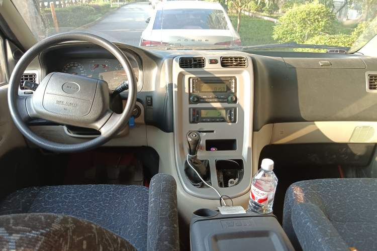 Used Jinbei Grace 2013 2.0L Zhi Ling Standard Model 9-Seater National Games Commemorative Edition China IV Emission Standard 9 Seats Center Console