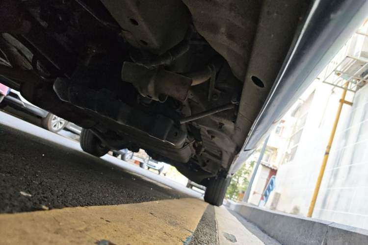 Used Jinbei Grace 2013 2.0L Zhi Ling Standard Model 9-Seater National Games Commemorative Edition China IV Emission Standard 9 Seats Chassis Front Left