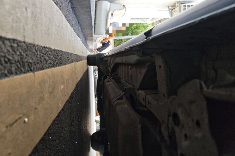 Used Jinbei Grace 2013 2.0L Zhi Ling Standard Model 9-Seater National Games Commemorative Edition China IV Emission Standard 9 Seats Chassis Rear Left