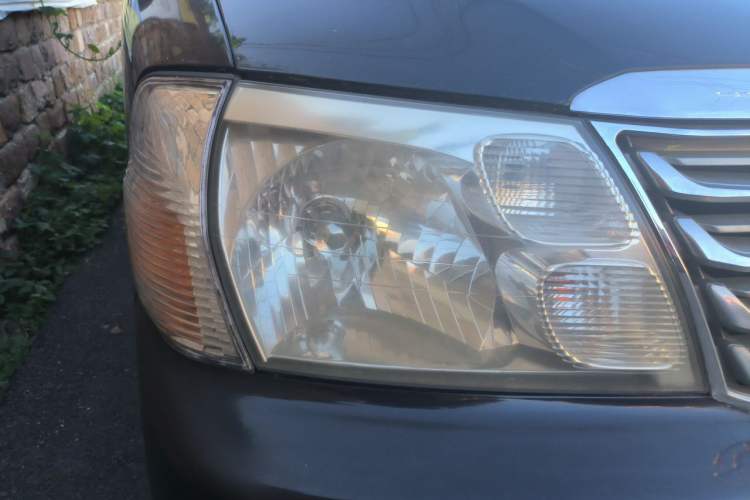 Used Jinbei Grace 2013 2.0L Zhi Ling Standard Model 9-Seater National Games Commemorative Edition China IV Emission Standard 9 Seats Right Front Headlight