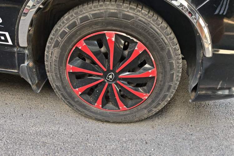 Used Jinbei Grace 2013 2.0L Zhi Ling Standard Model 9-Seater National Games Commemorative Edition China IV Emission Standard 9 Seats Right Front Wheel Hub