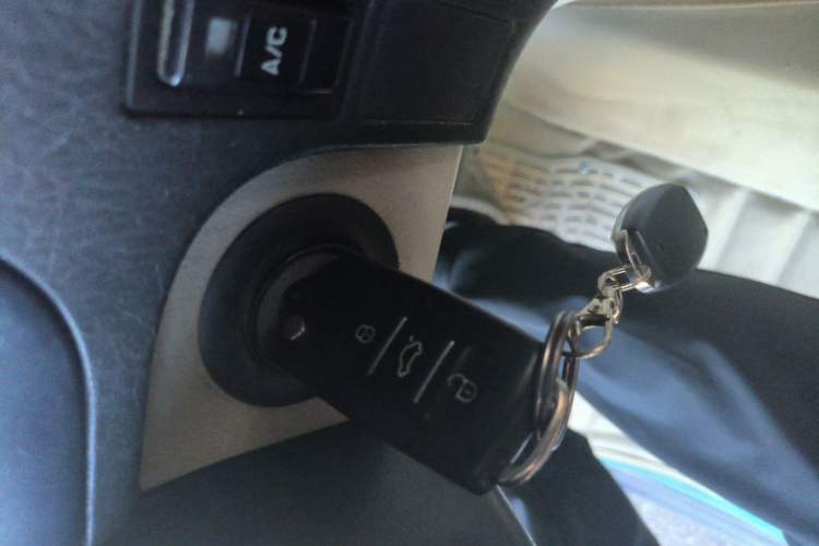 Used Jinbei Grace 2013 2.0L Zhi Ling Standard Model 9-Seater National Games Commemorative Edition China IV Emission Standard 9 Seats Vehicle Key