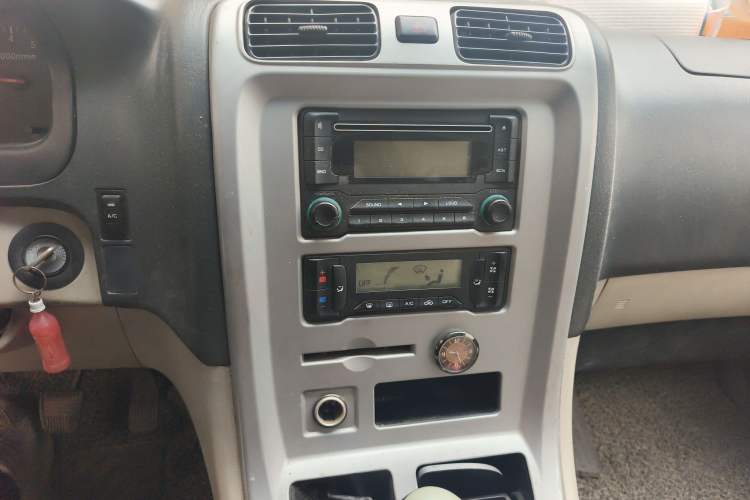 Used Jinbei Grace 2013 2.0L Zhi Ling Standard 7-Seater All-Games Commemorative Version China IV Standard Audio And AC Panel