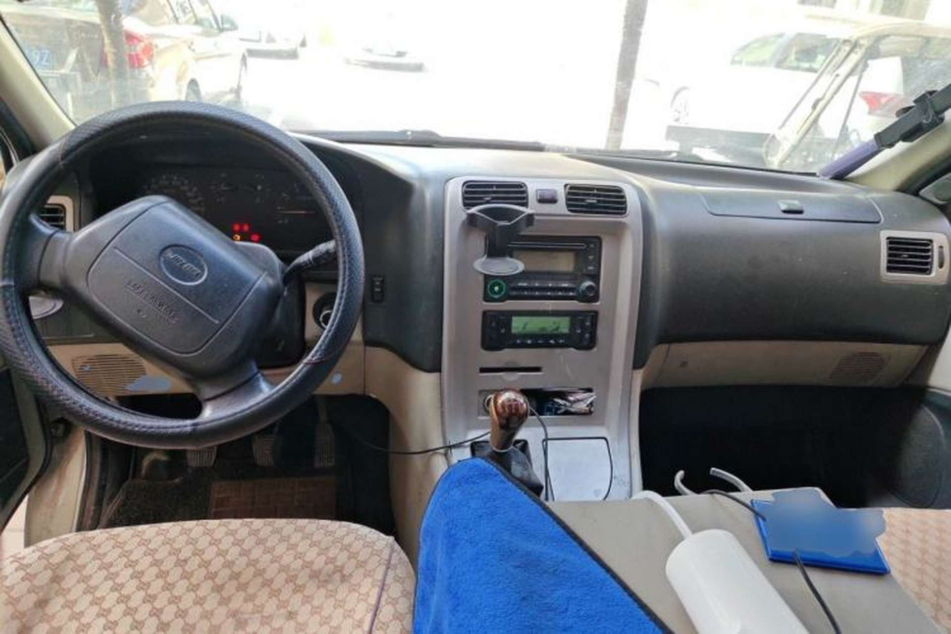 Used Jinbei Grace 2013 2.0L Zhi Ling Standard 7-Seater All-Games Commemorative Version China IV Standard Center Console