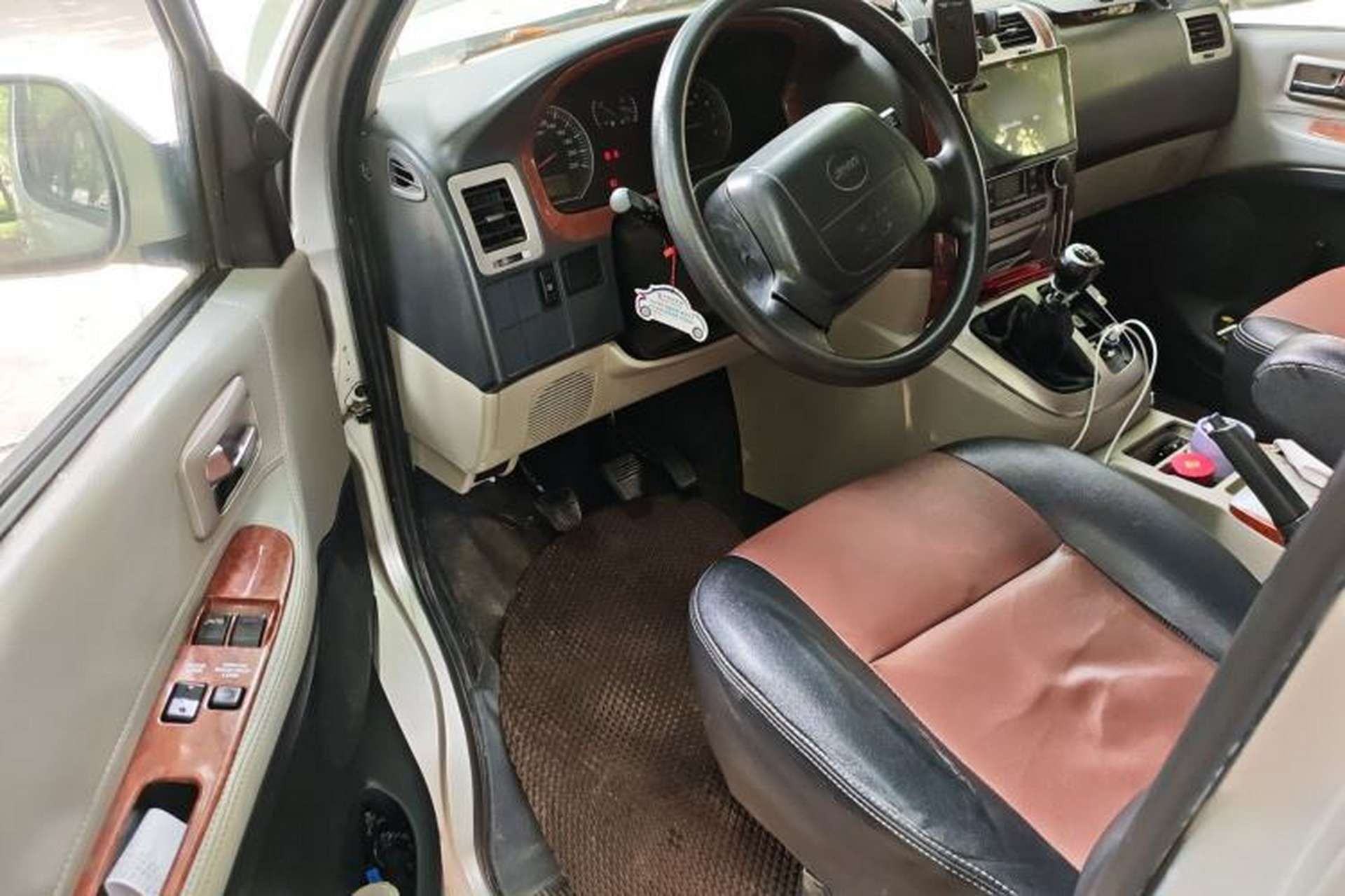 Used Jinbei Grace 2013 2.0L Zhi Ling Standard Version 7-Seater National Games Commemorative Edition China V Standard Driver Seat
