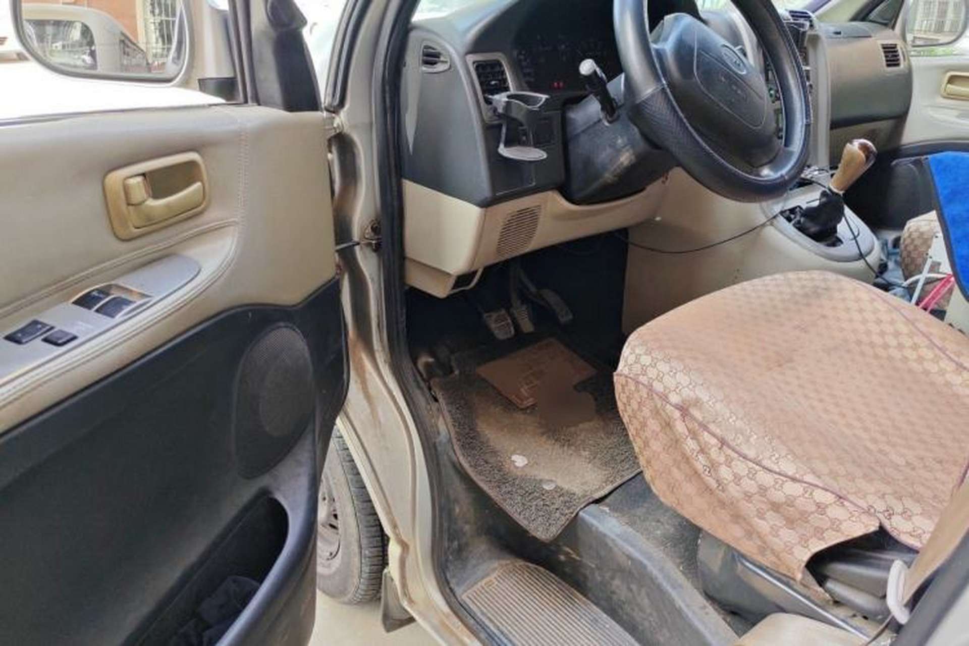 Used Jinbei Grace 2013 2.0L Zhi Ling Standard 7-Seater All-Games Commemorative Version China IV Standard Driver Seat